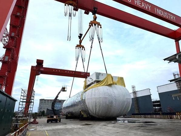 Heavy project cargo being lifted at port